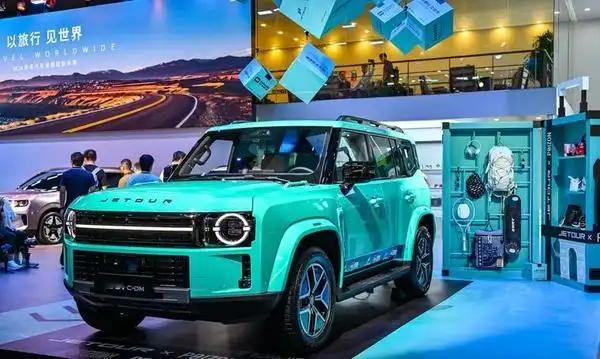2026成都国际车展看点梳理新能源旗舰、复古性能车与亲民小车同台亮相

一场车展不但是新车集中亮相的地方，同时也是观察汽车市场的一面镜子。围绕2026成都国际车展，外界对于参展车型的大致情况可以分为三部分：新能源旗舰持续争夺展台中心、经典燃油车寻找情怀共鸣、价格更亲民的小型