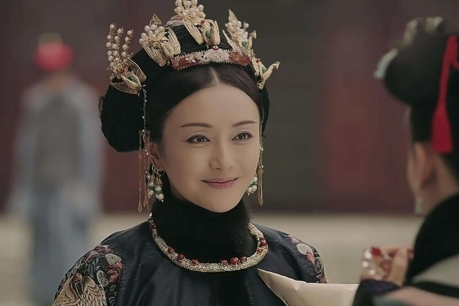 崇祯十七年三月十九日凌晨，北京内城已经守不住了。 
 
周皇后在坤宁宫里端坐着，外面的哭喊声和刀兵声已经近了。崇祯帝进来，对她说了一句话：你随我去也罢，留下来被人糟践，不如早点走。 
 
周皇后没有跪地哭求，没有歇斯底里。 
 
《明史》里记着，她说了一句话，大意是：妾事陛下十有八年，陛下从来不听妾