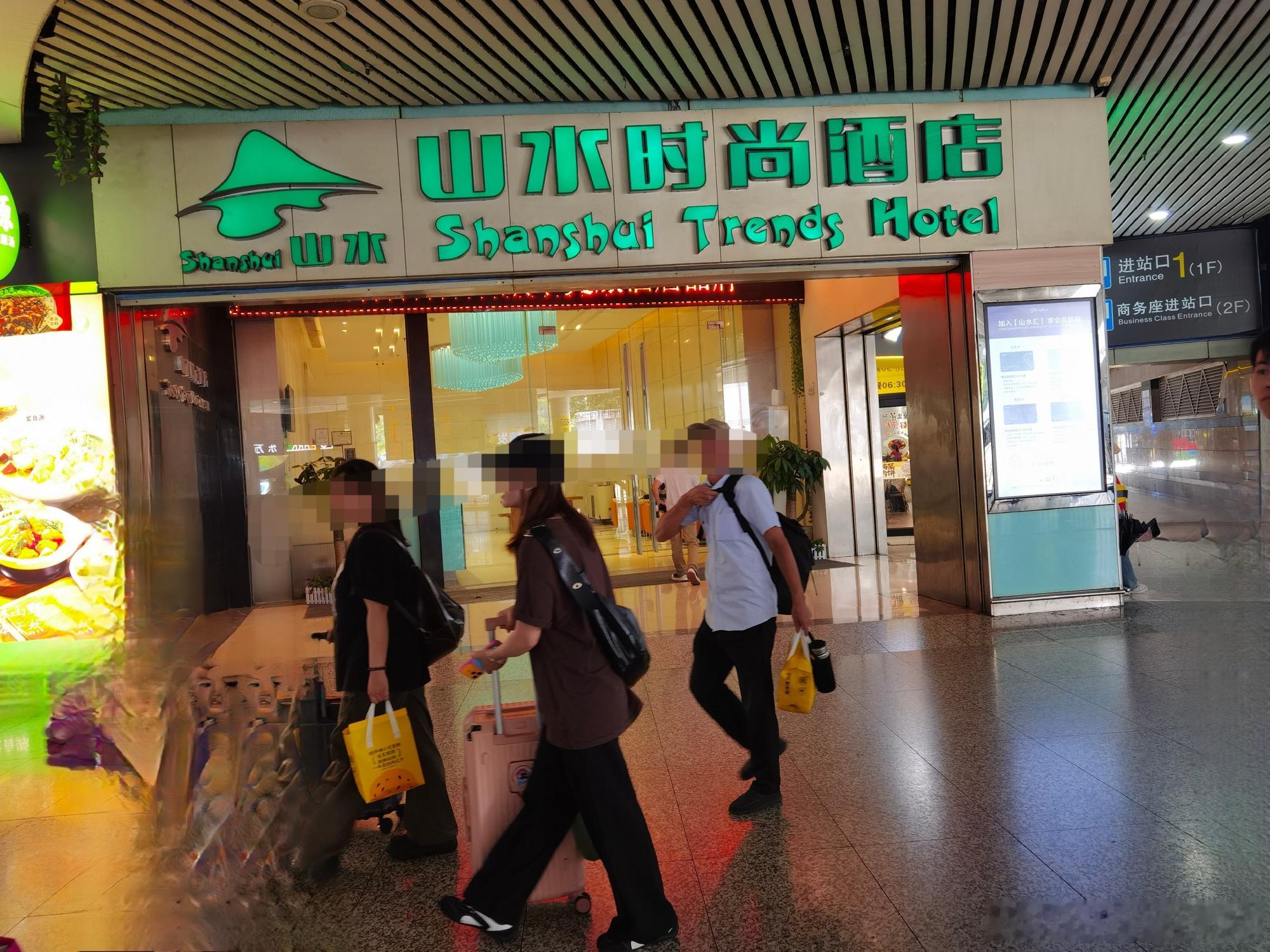 广州☞今天在广州东站快速见了一个高中同学。这个家伙突然电话说经过东站去...