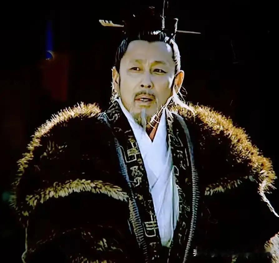 刘邦临终前，死死拉着吕雉的手叮嘱：“我死后，满朝文武你皆可杀，唯独这一人，你绝不能动分毫！” 吕雉满脸错愕：“连韩信、彭越我都除了，还有谁是我动不得的？” 刘邦喘着粗气，一字一句砸出来：“此人若死，你吕氏全族，必被满门抄斩，刘家江山也会跟着覆灭！”
 
吕雉的手还被他攥着，能感到那手心又冷又潮。她没