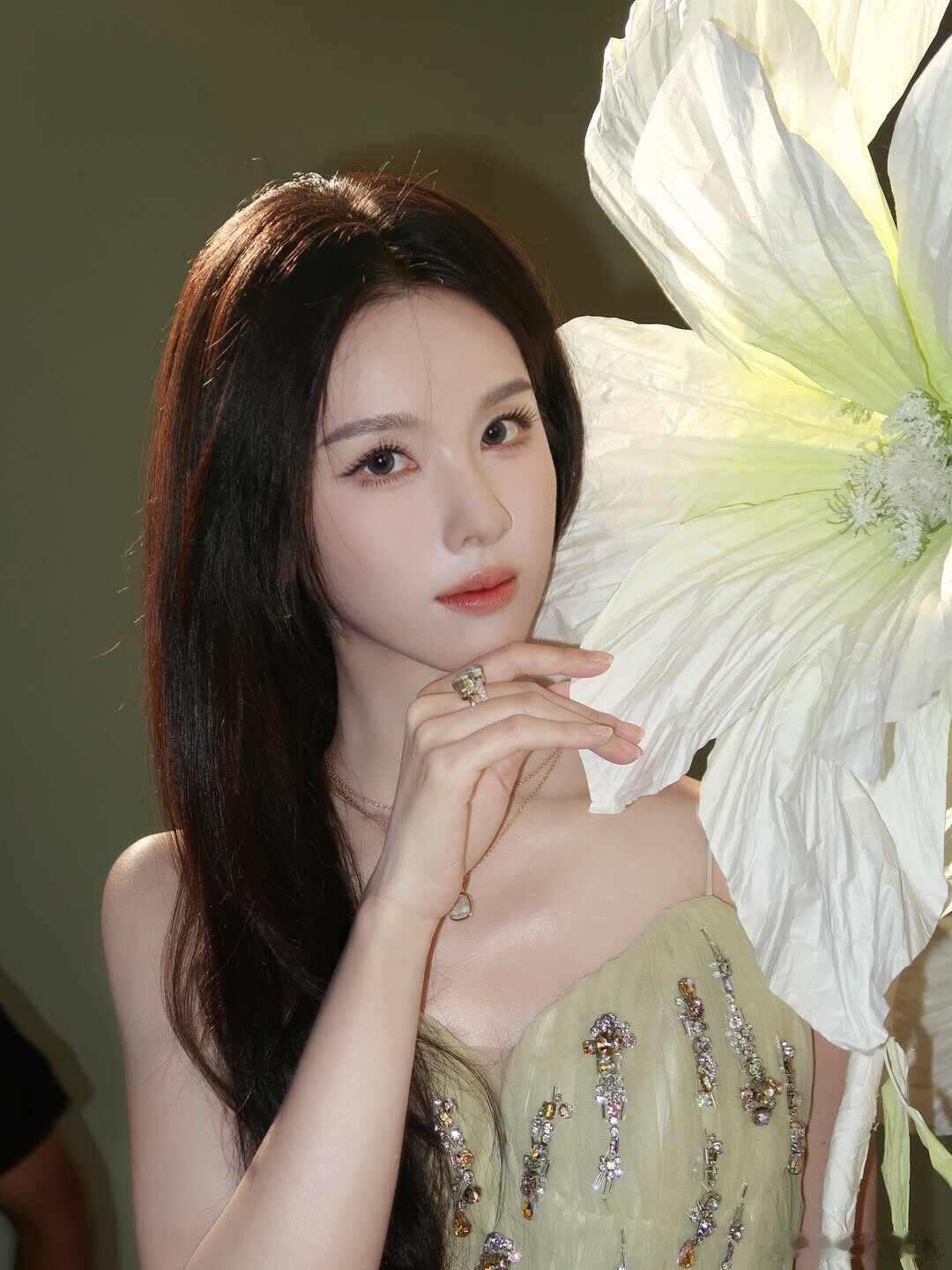 #陈都灵[超话]# 嘟嘟
如此美萌[期待] ​