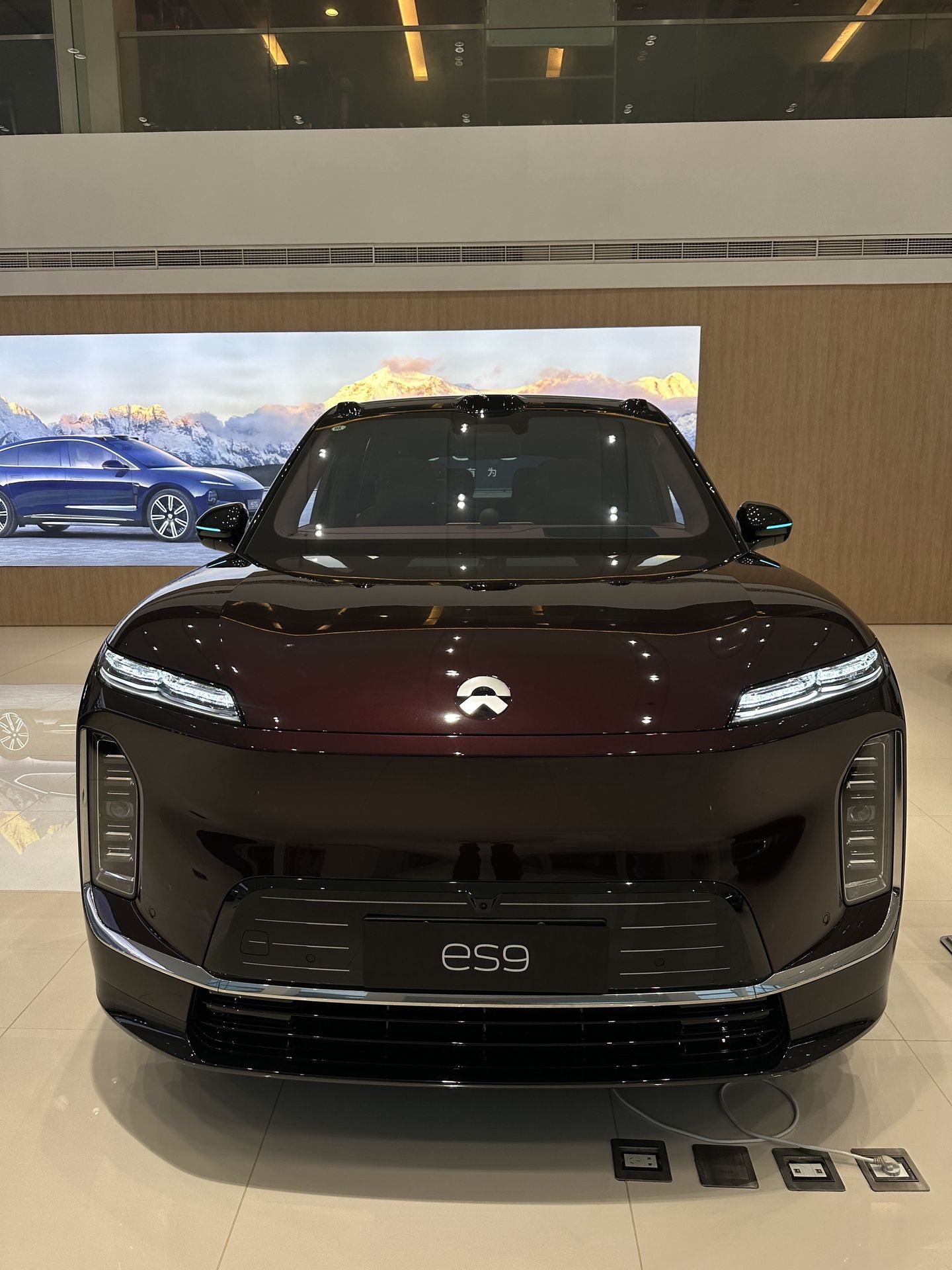 过来试驾蔚来ES9，是家里准备换一台纯电SUV，去看了看，真的帅啊！！试驾车辆带换电版本，在市区道路简单跑了一圈。
车内静谧性表现不错，日常行驶环境比较安静。底盘调校偏向舒适，遇到坑洼路面，震动处理得比较柔和。动力随踩随有，起步很顺滑，不会有突兀的推背感。
空间布局合理，第三排不是只能应急的那种，成