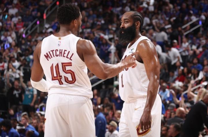 近日骑士球星米切尔做客了卡特和麦迪的播客节目《Cousins with Vince Carter & Tracy McGrady》。

当被问及在哈登加盟球队后与其共存的问题时，米切尔表示：“我们自从我进入联盟就认识了，我跟他一起参加了阿迪达斯的巡回活动，我看到了他是怎么训练的，我看着他和CP（克里斯·保罗）在整个休赛期是如 ​