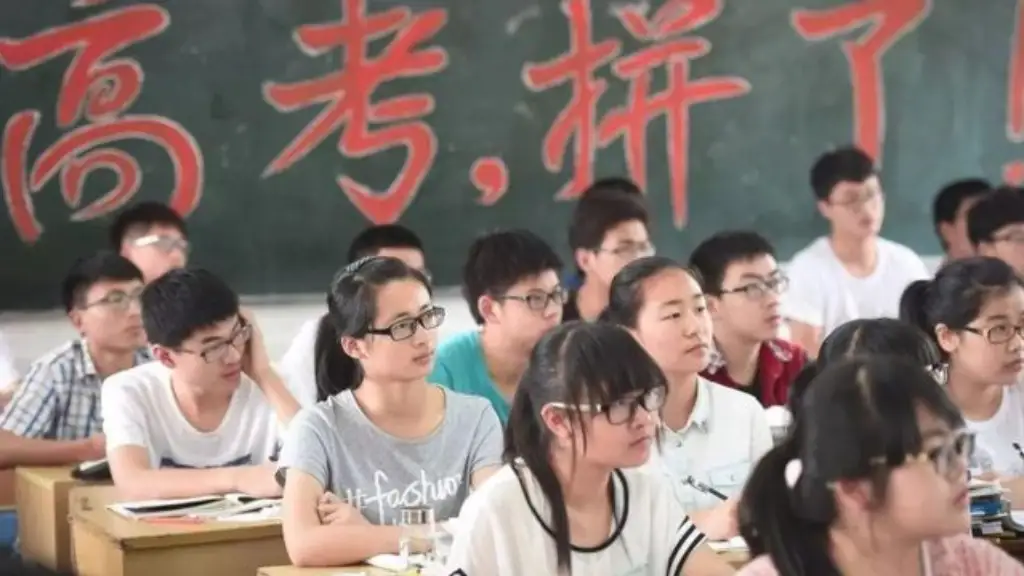 人民日报点评第一学历歧视，第一学历本身就是一个社会造出来的伪概念
 
人民日报针对第一学历歧视现象作出评论，所谓第一学历并不是官方教育体系里面的正式说法，只是民间流传开来的概念。现在不少用人单位招聘的时候，表面不会设置硬性门槛，私下筛选简历，依旧拿考生最初的本科院校当作评判标尺。
 
现实当中有很多