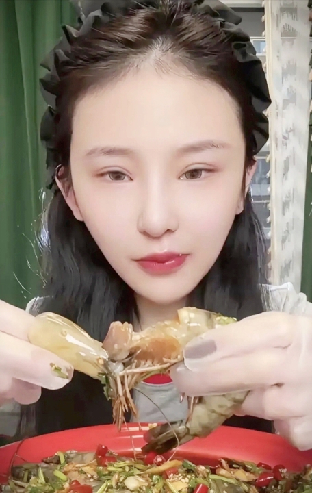 吃播网红“干饭莹莹”去世了，看到她的死因，我破防了，她不是死于疾病，也不是死于意外，归根究底都是因为她做吃播。
 
这件事曝光之后，无数网友都觉得惋惜。莹莹本名陈紫怡，年仅24岁，正是人生最美好的年纪，却在今年8月17日永远离开。9月4日，她的家人公开发布讣告，平静告知了这个让人痛心的消息，让很多一