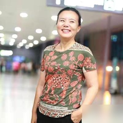 龚琳娜压根没上过《星光大道》，可一提她，满脑子还是那个“啊啊啊啊哦”。
当年一首《忐忑》，没词儿，全靠表情和嗓子，硬是炸成了神曲。别人挤破头上综艺，她扭头扎进云南大理，一个人住，种菜、练声、搞非遗。
这几年也没闲着，跟张云雷合作《挽红纱》，给《歌手2026》当帮唱嘉宾，客语版《江声入旧年》说发就