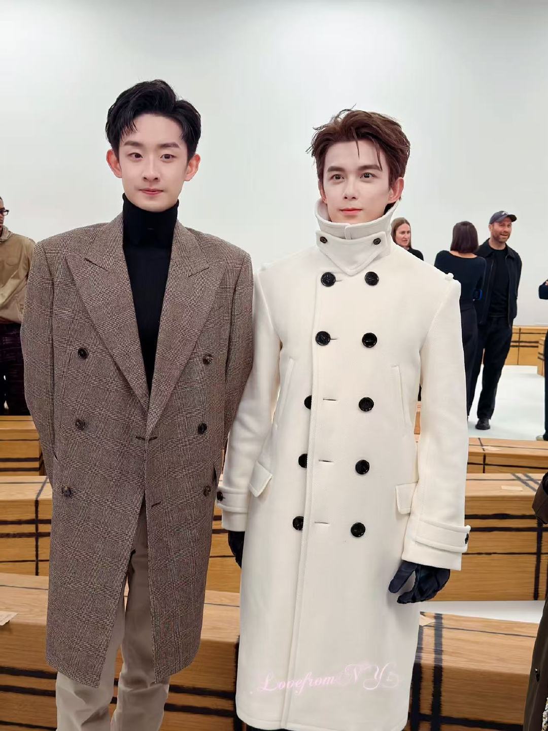 #吴磊[超话]#  当戏里的斯诺克球员遇上戏外的斯诺克球员🎱
#吴磊吴宜泽秀场同框# [憧憬]#吴磊Burberry大秀又闪耀伦敦了# ​