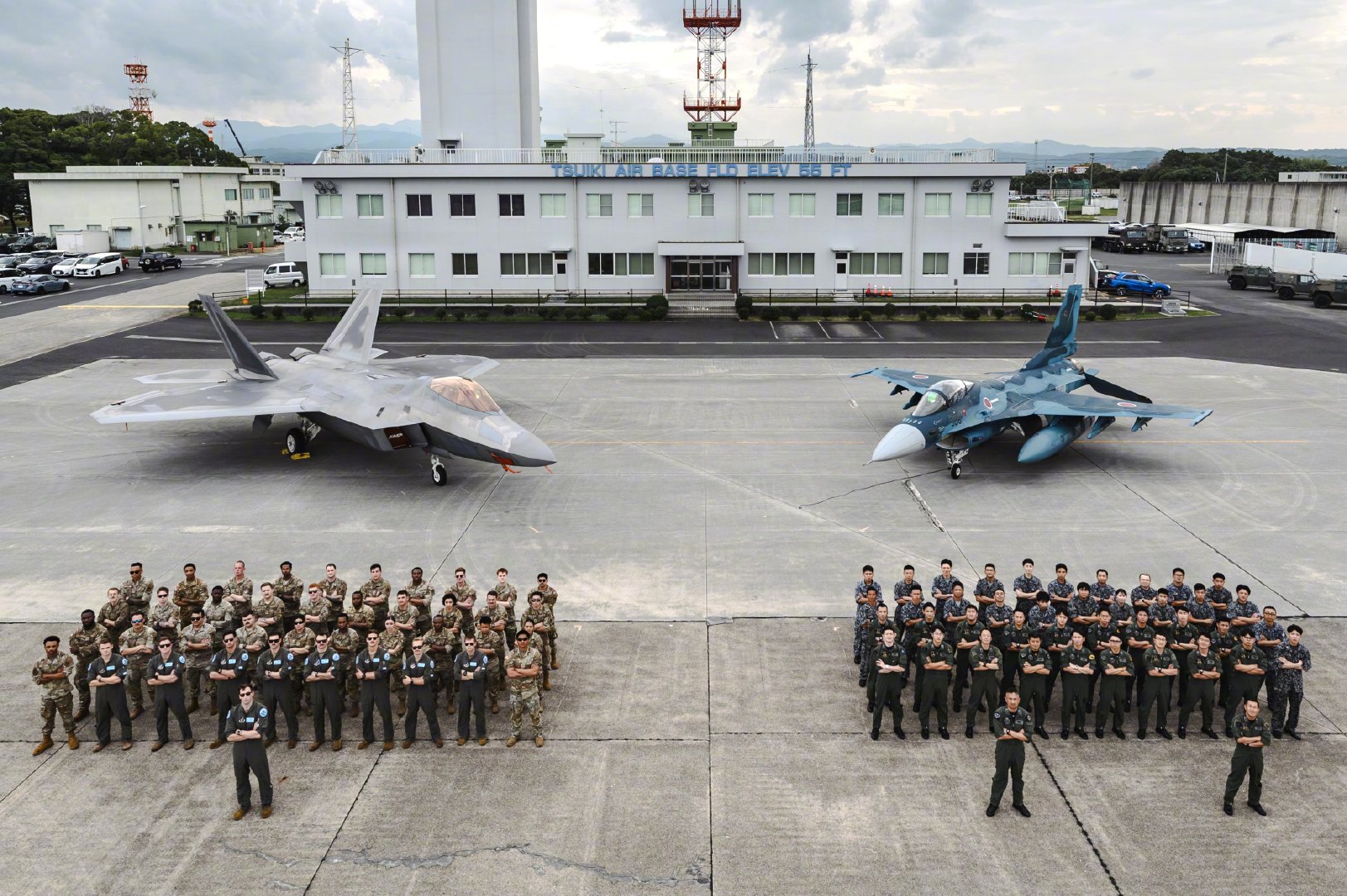 美日“利剑27”联合演习，航空自卫队筑城基地，美军F-22战斗机与空自F-2战斗机合影。#烽火问鼎计划# ​