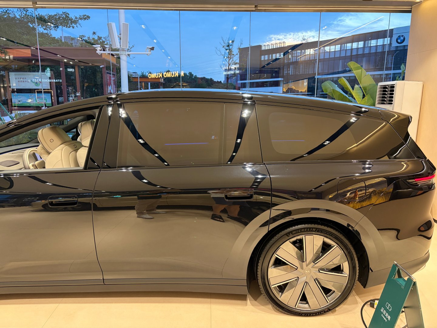 理想 i9的内部空间挺大，除了高度外不太输 MPV 啊[允悲]
第三排大窗户好评。
隐私玻璃不知道是我不会用还是啥，按了没啥反应，不开也挺暗。
我在想有没有一种玻璃按一下让它变得跟前窗一样透亮，再按一下变得超级黑。
遮阳帘也是电动。
明天再去看看 MEGA。 ​