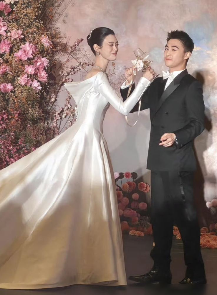 何猷君当众自曝：我明明矮人家半个头，还偏要去追她。9月28日澳门答谢宴，这话从新郎嘴里蹦出来，全场笑翻。现场上万束鲜花铺成秋日油画，何超琼坐C位，四太梁安琪上台放话，感恩儿子遇到奚梦瑶，还点名谢她生下一双儿女。黄晓明、陈乔恩、古巨基全到了。奚梦瑶没换新婚纱，穿的是法国古堡婚礼那套迪奥高订，缎面，没戴