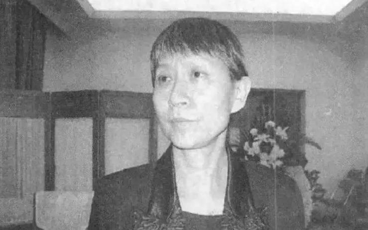 1976年，王光美继女刘涛因逃往缅甸被抓捕，她后来的人生究竟发生了什么变化呢？
 
刘涛被押回北京时，脚腕上还带着淤痕。她没看窗外，只盯着自己磨破的袖口。同车的女警递来一个馒头，她摇了摇头。
 
她被关进东城看守所。第一个月，提审了七次，每次都问同样的问题：为什么要走？她每次都答：想换个地方过日子。