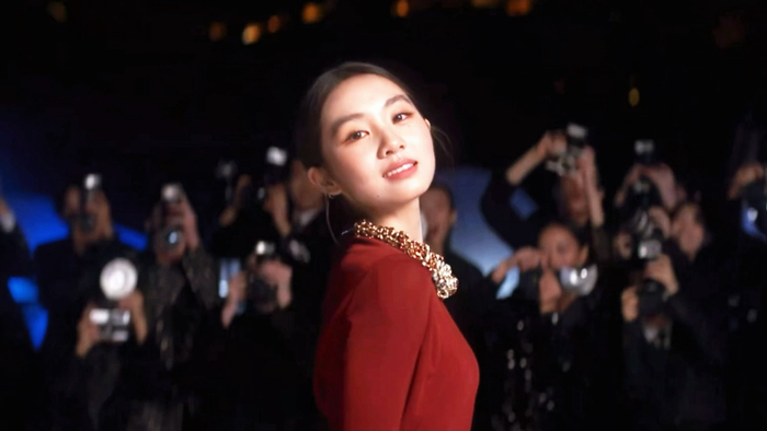 看到黄磊女儿黄多多的红毯首秀，真的被惊艳到了，她长得跟孙莉年轻时太像了。

整个人跟孙莉一样，自带文艺气质，面对镜头时，黄多多没有丝毫惬意，反而很松弛自在。

不得不说，孙莉和黄磊的基因太好了吧！

生的女儿不仅漂亮，还这么优秀。