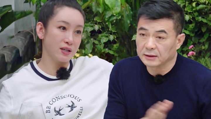 演员秦海璐说：“我结婚后，我就和我的婆婆住在一起，她每天都会跟我说今天要吃这个，不吃那个。有一天，我实在受不了了，就跟她说，妈，你不要管我每天吃什么，我都五十岁的人了，我还不知道我想吃什么吗？”
 
在一次访谈中，秦海璐坦然聊起了自己和婆婆的日常相处细节，一番真心话，戳中了无数已婚网友的心声。她坦言