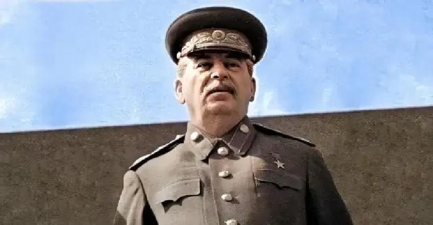 1943年，赫鲁晓夫儿子被判枪决，他为救儿子竟两次向斯大林下跪，尊严尽失。但最终儿子依旧被枪毙，赫鲁晓夫悲痛欲绝，他下定决心要报复斯大林！

列昂尼德的处决并不是一个突然的决定。当儿子被德军俘虏的消息传回时，赫鲁晓夫的心就沉了下去。他知道在斯大林眼中，被俘本身就是一种耻辱，更不用说列昂尼德的身份特殊