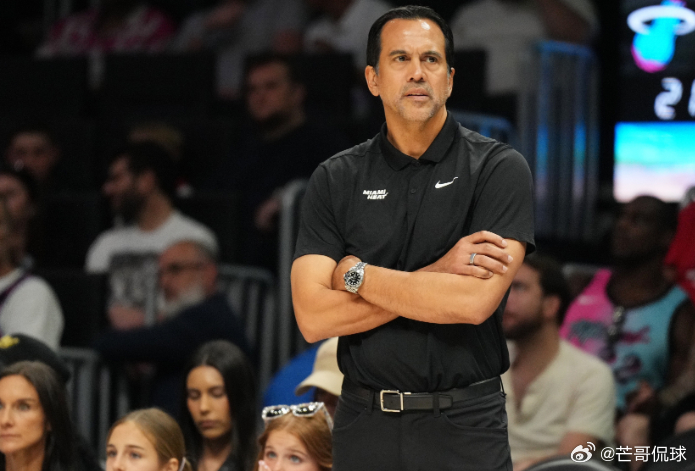 热火记者Ira Winderman在SiriusXM NBA Radio节目中谈到了热火主帅斯波尔斯特拉未来的去向。

“谈到热火队的未来转型，在我看来，2028年洛杉矶奥运会结束后，或许正是斯波退居幕后、转入管理层的自然时机。眼下，我知道他热爱这份执教工作，但是这种转变也合情合理，谁说得准呢？也许他属于那种终身投 ​