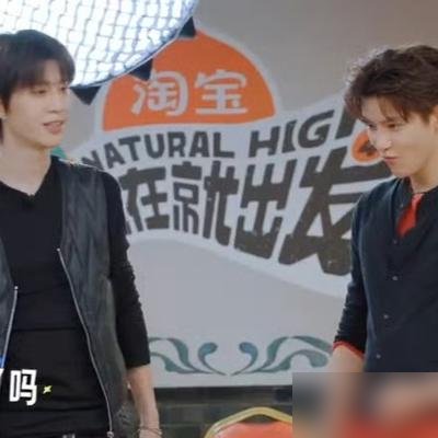 范丞丞王安宇录综艺，吃完直接瘫了，王安宇当场掀衣服跳肚皮舞，一点没把观众当外人。
别人上节目是精致营业，他俩是彻底摆烂。镜头怼脸拍，一个葛优躺，一个扭腰晃肚子，弹幕全在刷“这是能播的吗”。
关键是这俩人私下行程一个比一个满。范丞丞跑完音乐节就进组补拍电影，综艺录制排到月底。王安宇那边品牌活动也没
