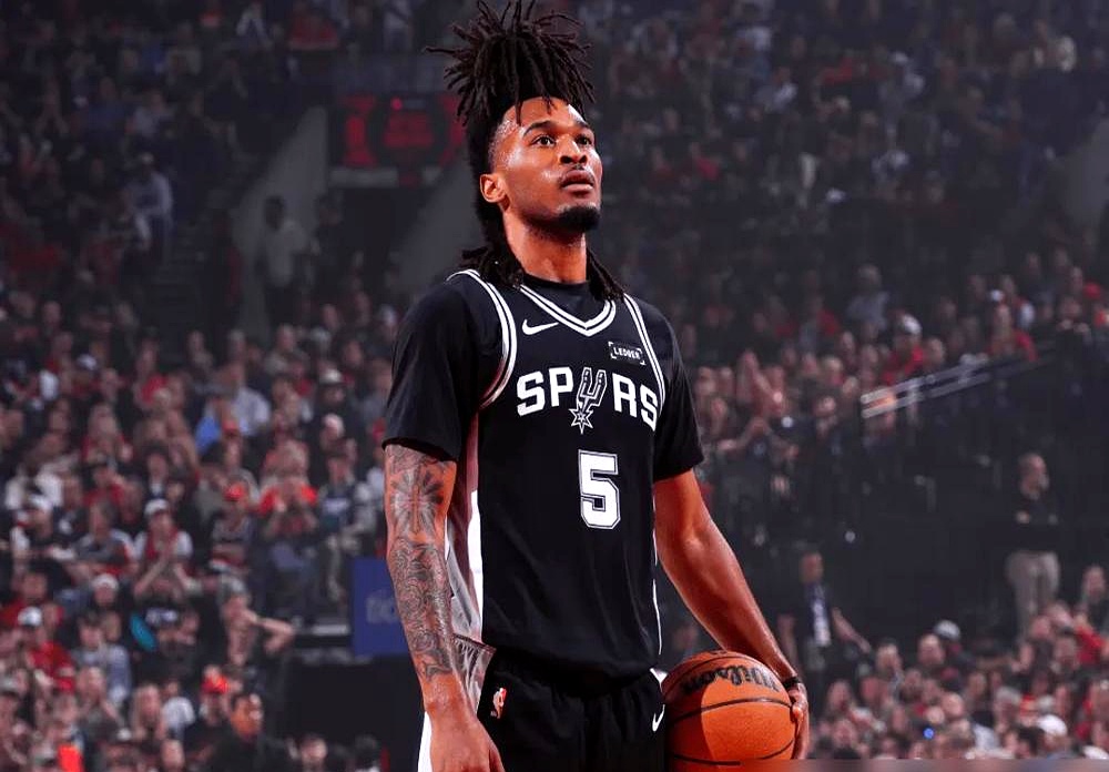 新秀赛季就砍下14.7分当选最佳新秀，马刺的卡斯尔风光无限。    反...