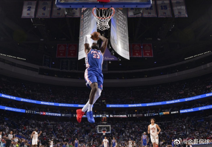 NBA常规赛，76人93-106不敌活塞遭赛季首败。

据统计，勒布朗·詹姆斯在球队夺冠赛季的前4场比赛战绩如下：

2011-12赛季：4胜0负

2012-13赛季：3胜1负

2015-16赛季：3胜1负

2019-20赛季：3胜1负

此外，费城76人自2023年以来，首次取得赛季开局3胜1负的战绩。 ​