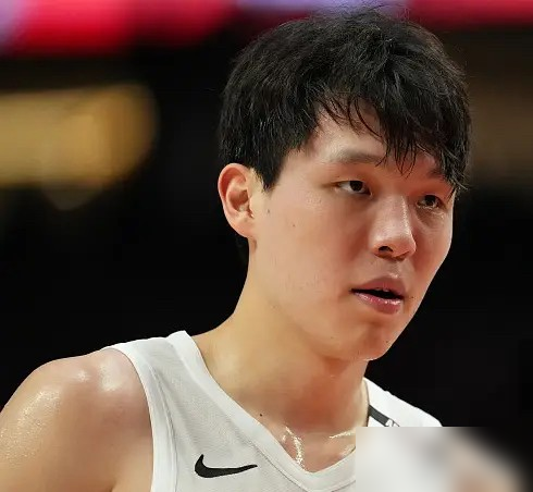4中3，6分7板3前场板，杨瀚森这20分钟打得比数据更值钱。
打勇士这场，开拓者主帅赛后直接说非常满意，还点名说这小子能当进攻端的策应轴心。末节那会儿，补篮、勾手、抢板，样样都来，犯规也控制住了。
最有意思的是，首节防守对位出问题，教练主动揽责，说是轮转安排的事，不赖球员。这待遇，在NBA不多见