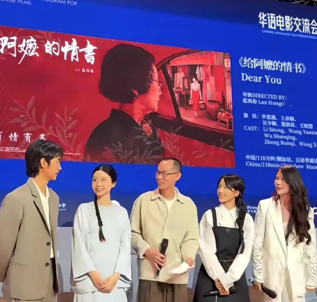 李思潼在威尼斯电影节的官方合影环节，侧身一伸手，把王彦桐和王晓慧推到了画面最中间。

电影刚上映那会儿，全网等着看笑话。全素人阵容，一个明星没有，宣发预算少得可怜。有人算过一笔账，这片子能破亿就烧高香了。

李思潼的片酬是8万。圈内人拿这个数字当谈资，说她演了个“糊咖”。

结果票房干到20亿，破了