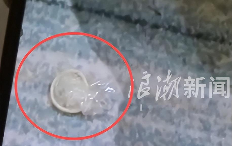甘肃兰州，男子去酒店入住，房间里都是用过的避孕套，里面还有液体残留，还有不少其他的废弃垃圾，床底下也是大量积灰，住了4晚，房费356元。 
 
2026年9月19日，刘先生从外地到兰州出差，通过平台预订了位于张掖路步行街的佐也酒店一间大床房。一进房间他就闻到一股霉味，厕所里摆着香薰精油，两种味道搅在