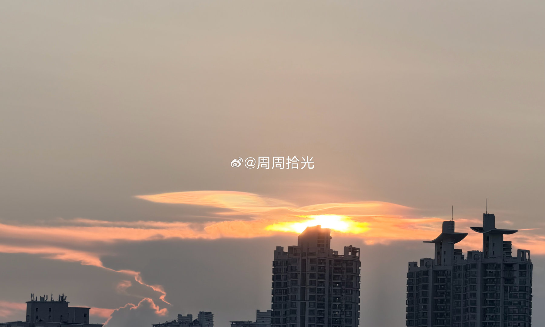 娃问我明天有什么安排，我说没有哦，已经很多年不节假日出门凑热闹了。
他说那就我们两个留守老人和留守儿童一起过吧，在家躺平！
好主意，我也是这么想的。
其实，每到节假日我都觉得自己很幸福！因为很多人爬山涉水旅途奔波劳累才能赶到的目的地，而我，就住在这里！云南还有深圳[哈哈] ​