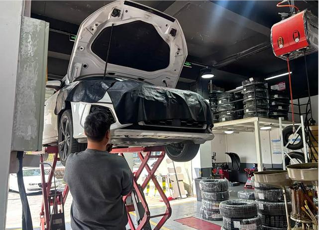 奥迪A3保养别再被套餐忽悠！
奥迪A3保养按 1 万公里或 1 年执行，先到为准。小保养更换机油机滤，4S 店约 1100 元，靠谱专修店 600-800 元。2 万公里更换空滤、空调滤；刹车油 2 年或 4 万公里更换；6 万公里更换变速箱油；火花塞 4 万公里更换。
判断车况可看机油液位、刹车踏