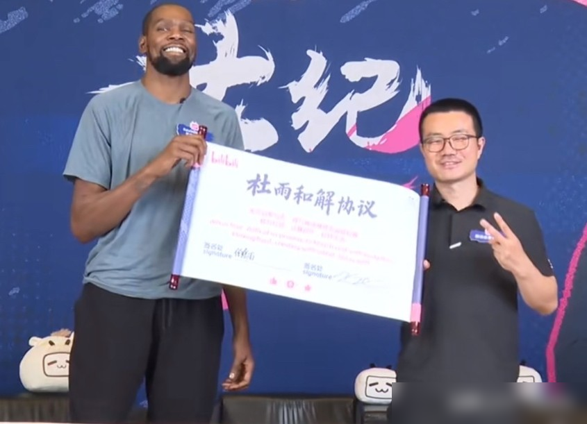 杜兰特和骂他最狠的徐静雨，见面第一件事是签和解协议。
立棍单打这词儿，就是徐静雨一手带火的，以前没少损杜兰特投敌、心理脆弱。结果10月10日澳门，俩人真坐一块了，还整了个卷轴协议，杜兰特上去就抱。
徐静雨当面提老1.5，杜兰特乐了：你随便叫，我场场40分钟抡35分，想干嘛干嘛。
徐静雨当场反水