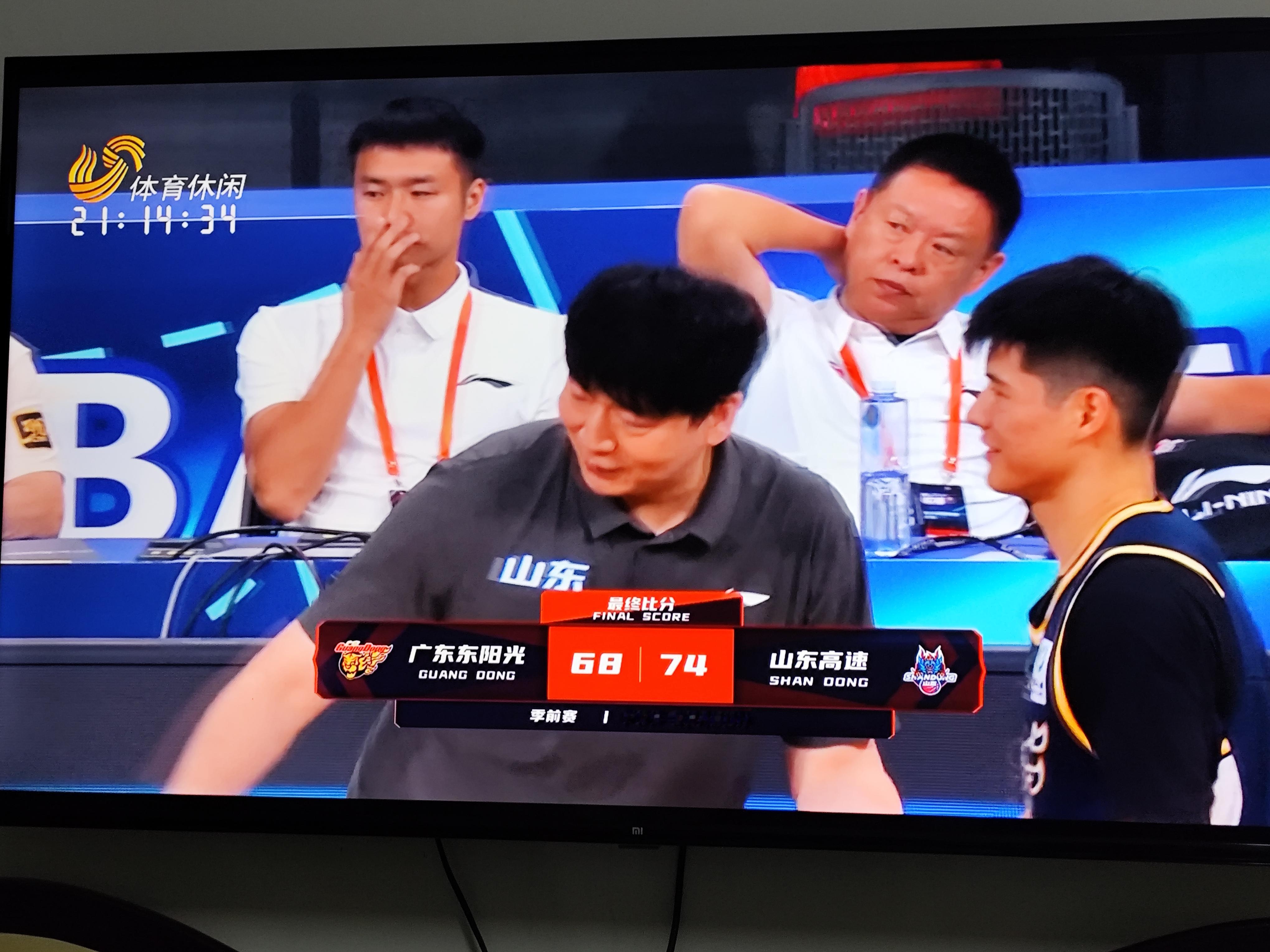 山东高速亮相算不上完美，但肯定及格。CBA新赛季季前赛山东高速以74：68战胜广东东阳光，新外援全部亮相，三名内援也有出彩表现，首场比赛也算达到了预期。两名小将王证、赵浩然的表现让人眼前一亮，非常惊艳。倒是老将陈培东、陈林坚拉胯，改打控球后卫的陈培东失误较多，让人揪心，仅靠罚球得到2分，陈林坚这种射