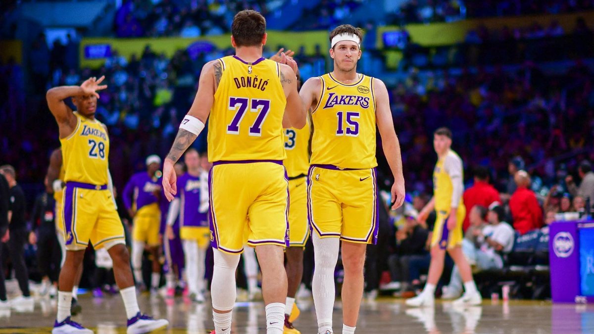 #NBA[超话]#阿德巴约pick华子+三球：比东契奇里夫斯组合更有意思

阿德巴约在播客中对比两组双人组合，选择森林狼爱德华兹+拉梅洛·鲍尔，胜过湖人东契奇+里夫斯。阿德巴约表示华子与三球赛场充满活力，场下采访也会很有趣。

鲍尔通过重磅交易来到森林狼，和爱德华兹搭档。里夫斯上赛季打出生涯最佳表 ​