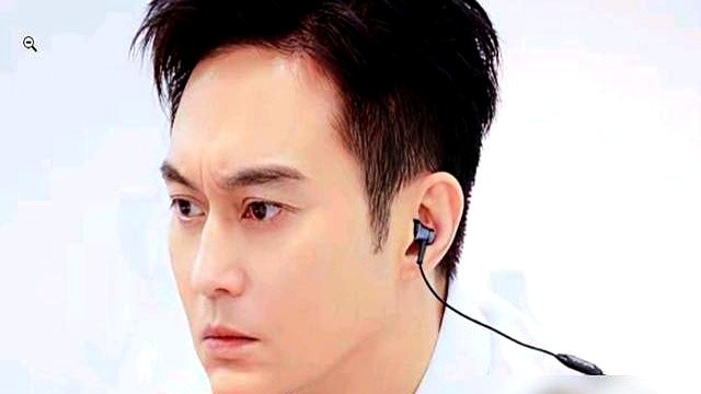 张智霖在节目里当面问律师：老婆疯狂花钱犯法吗？

律师直接回了四个字：经济平等。

旁边袁咏仪一点没恼，大方承认自己就爱花老公钱买爱马仕，而且专挑顶级的买。张智霖镜头前天天喊穷，实际上家底厚得很，买包权当资产配置。结婚25年，儿子都19岁了，一个拼命挣，一个敞开花，挣的心甘情愿，花的明明白白。

说