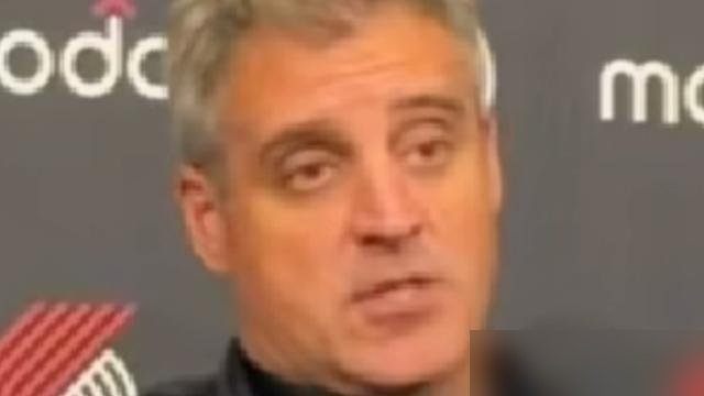 6犯离场，正负值却是+5。杨瀚森这12分钟，把勇士替补溜得够呛。
第四节打满，3中2拿6分，但真正值钱的是那4次助攻。球过他的手，开拓者进攻立马顺了，队友跑位都活了。主教练诺里训练后直接放话：进攻支点，防守站位满意，内线有人犯规立马就派他上。
说白了，开拓者现在不缺大个子，克林根、罗威都在。但能