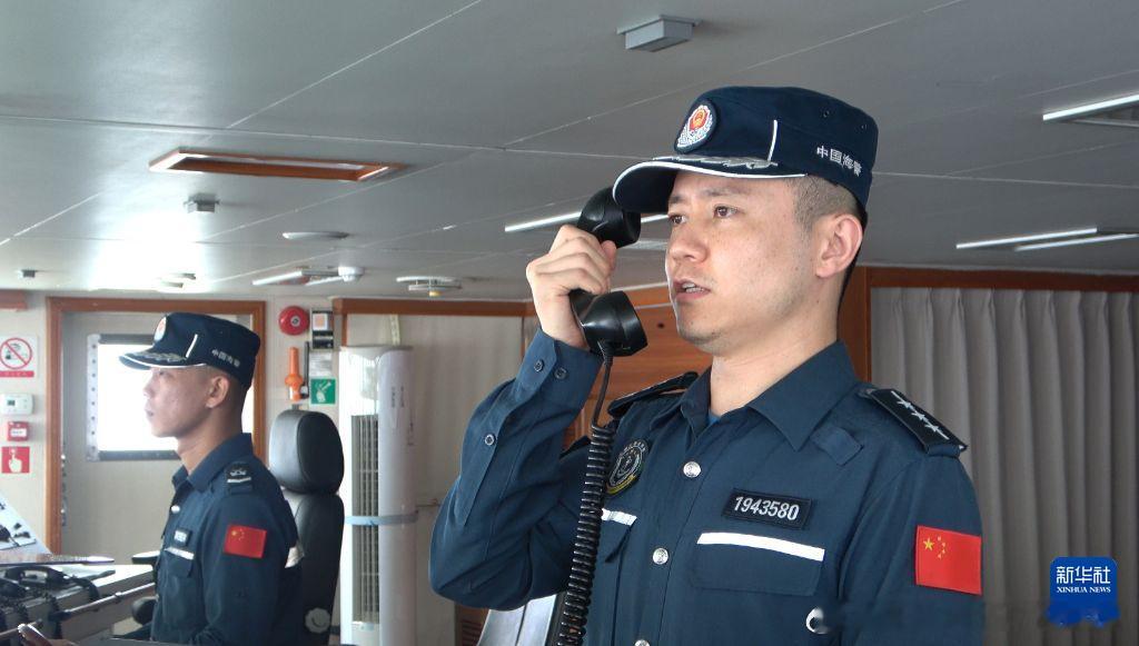 7月23日清晨，一艘菲律宾公务船冲闯中国黄岩岛海域，正在该区域常态化维...