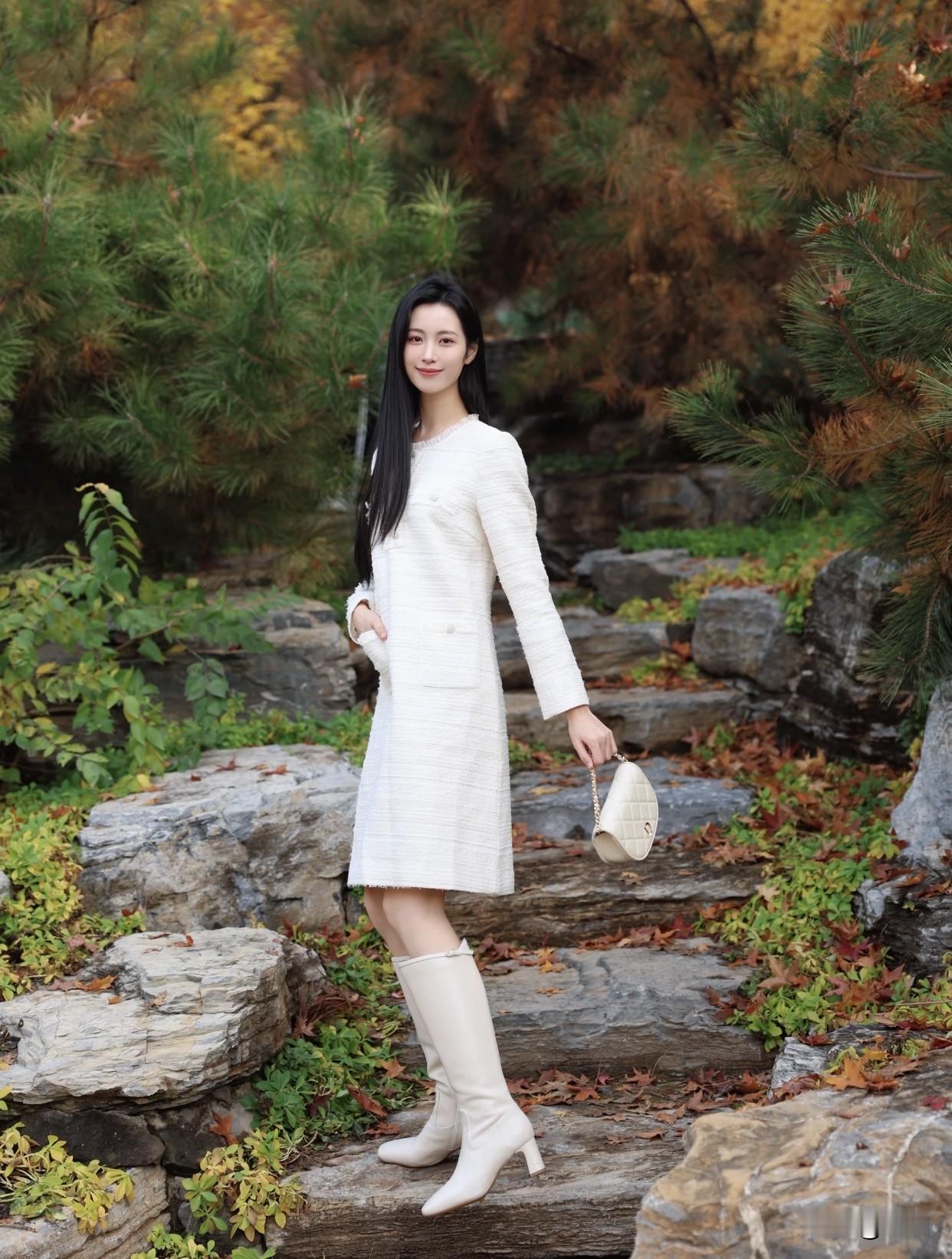 优雅白裙与自然融为一体