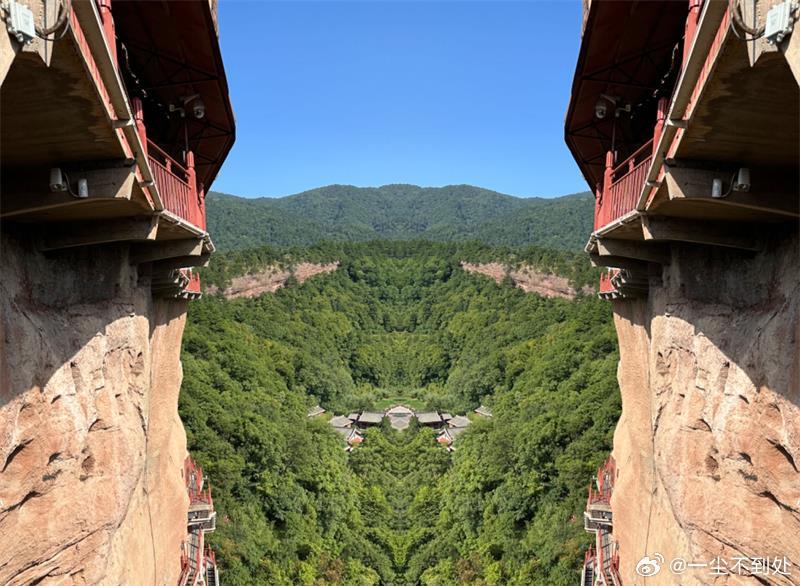 七律·寓言
嶺是浮雲谷是霜，神光一道水中藏。
蜂遊野地脣生蜜，麝隱叢林腹作香。
欲數張弛啼樹鳥，偏尋進退觸藩羊。
過庭莫問農家事，孔子聞聲又斷腸。 ​