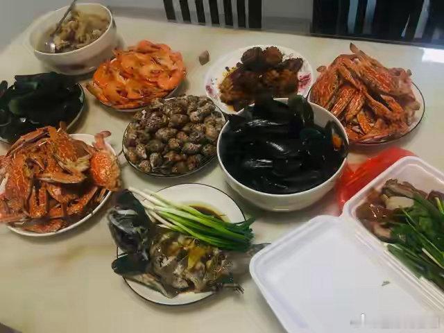 全红婵爸妈招待广东台主持人，没去饭店，家里做了一桌湛江菜 ​