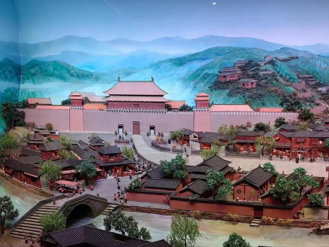 南宋定都临安，是中国都城史上的重大转折。靖康二年（1127），金军攻破开封，北宋灭亡。康王赵构即位，是为宋高宗。金军继续南侵，高宗从扬州、镇江一路南逃，甚至避难海上。建炎三年（1129），高宗升杭州为临安府，取“临时安顿”之意。绍兴八年（1138），南宋正式以临安为“行在”，即皇帝巡幸所在，实际都城