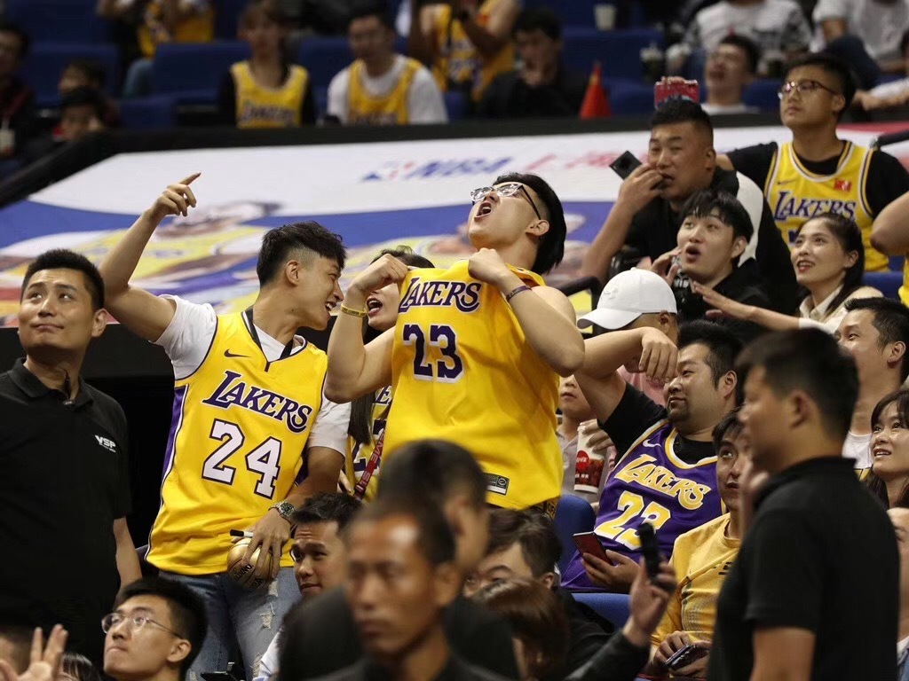 詹姆斯发布社媒：“每当看见别人善待粉丝，亲切互动的行为，我总是会很感动...