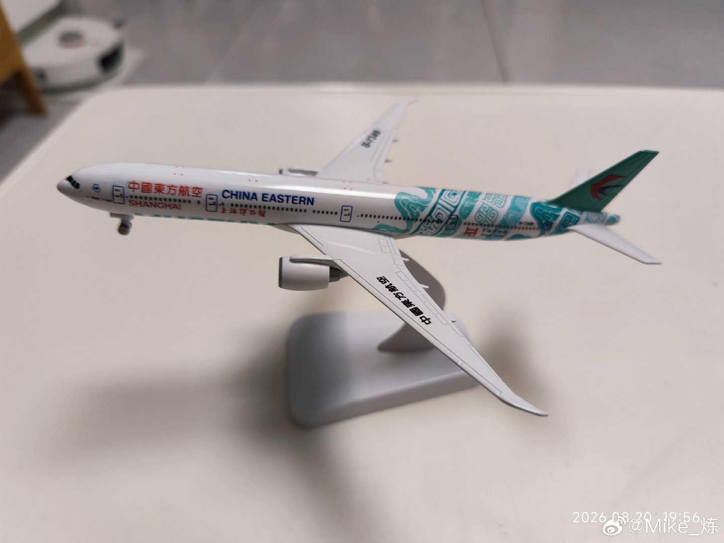 陆地驰骋，云端翱翔，国货出行双满足🚗✈️
腾势D9车模➕东航777-300ER彩绘机模，幸运值拉满，感谢​