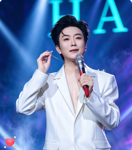 李玉刚把《万疆》的演唱会版权门槛直接拆了，分文不取，永久有效。这事有意思的地方不在于“免费”本身，而在于很多人第一反应是：歌又不是他写的，他凭什么做主？

去翻了翻才知道，词是李姝的，曲是刘颜嘉的，李玉刚是原唱，但演唱相关的授权确实攥在他手里。所以他有资格把这道门敞开。

但免费不等于随便，唱之前跟