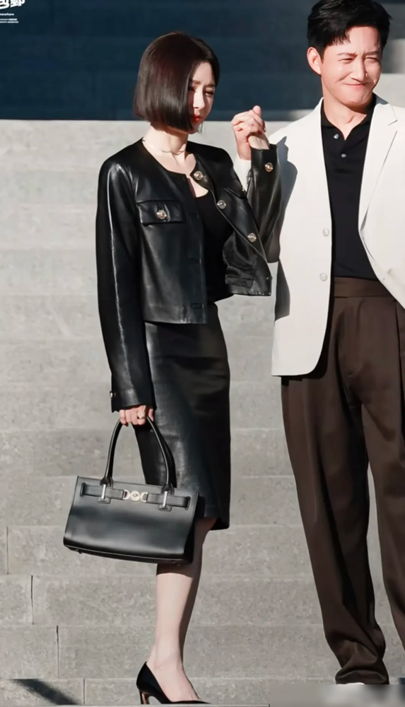 果然，熟女姐姐美起来，魅力无限不可挡啊！秦岚和王阳在拍戏，穿着一套黑色...