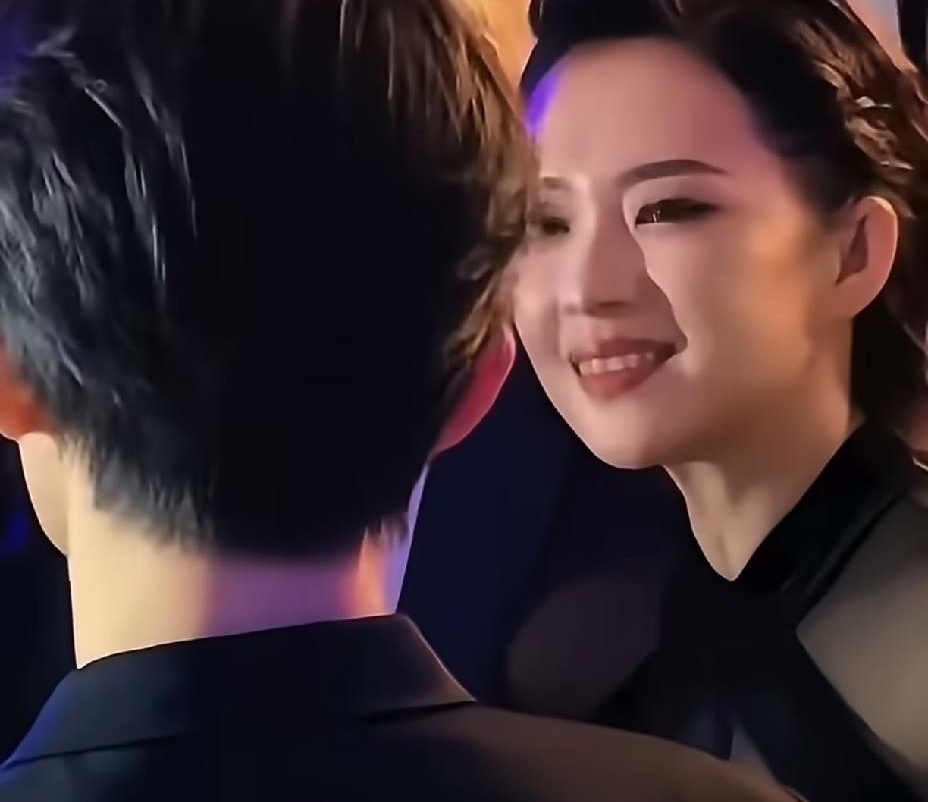 大半夜刷手机，突然被章子怡和易烊千玺的同框视频硬控了半分钟。内娱现在还有这种神仙前辈和后辈的局吗？

活动现场那画面绝了。章子怡一袭黑礼服气场全开，千玺穿着深色西装站得笔挺。两人凑一块儿热聊，一点没端着架子。

最戳人的是章子怡那个表情，笑得特别真诚。懂唇语的网友直接扒出来了，子怡姐正凑近了夸呢：“