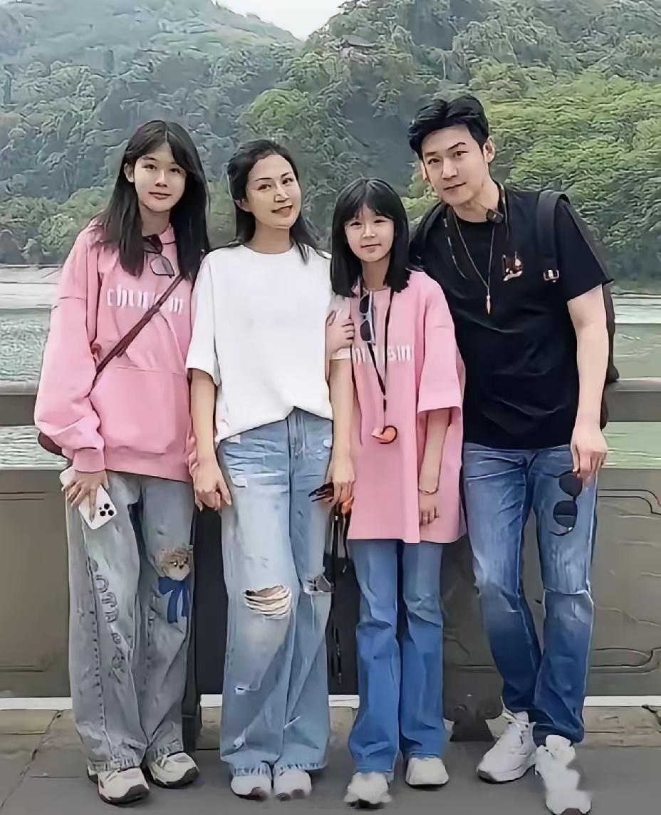 陆毅一家四口出游，又被偶遇了。
一家子往那儿一站，颜值是真高。
贝儿才十几岁，个头已经172。
站爸妈中间，像棵小树蹭蹭往上长。
可比起身高，我更服鲍蕾那股从容。
孩子在她身边，敢说敢笑，一点不怯场。
我就觉得，富养女儿真不是砸钱。
是让孩子心里有底气。
知道自己被爱着，走到哪儿都不慌。
我 ​