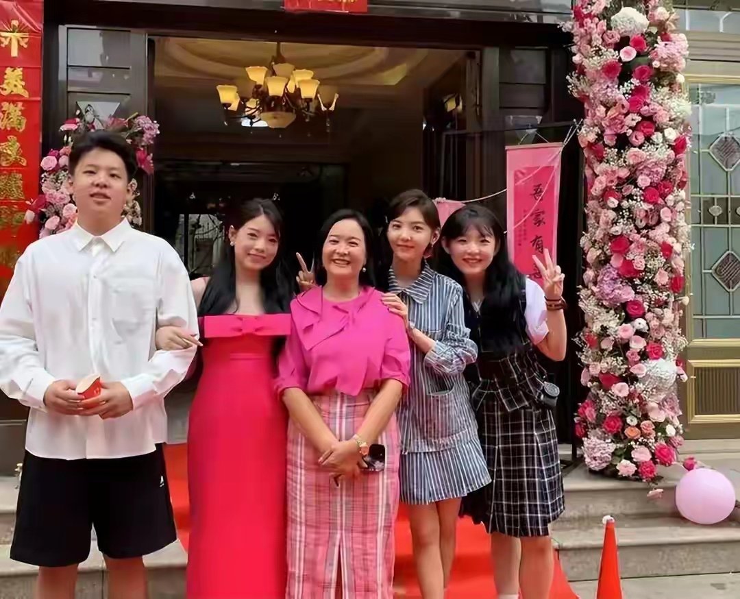 章若楠妹妹定居美国住大别墅，花5000元请钟点工，肚子凸怀孕了 ​