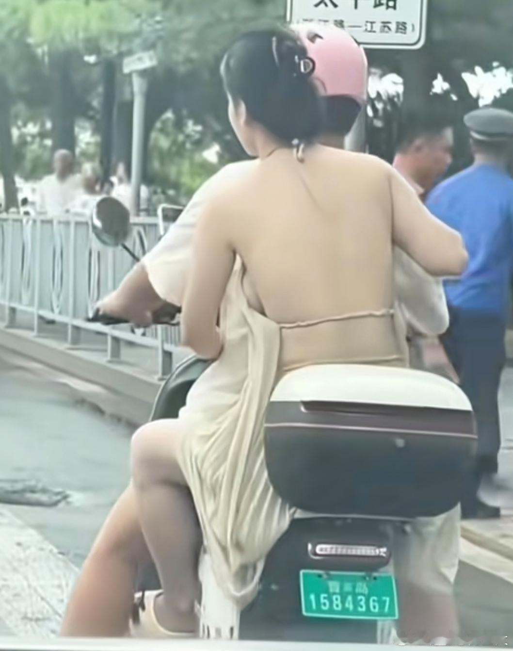 好像下了点雨，终于要不那么热了吗，这几天真离谱啊，住二楼吹的风都是热的 ​​​