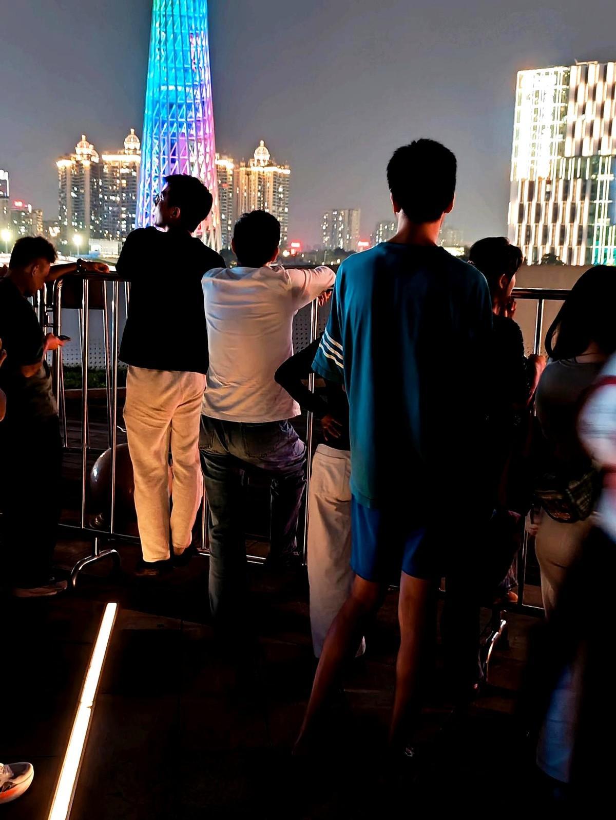 昨晚海心沙的灯光秀，最抢镜的不是模特，而是两个穿人字拖的180cm男生...