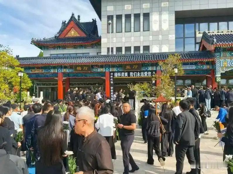 龚爽告别仪式：阎维文泣泪双眼红肿，司马南、张韶涵出席，丈夫挽联催人泪下 ​
