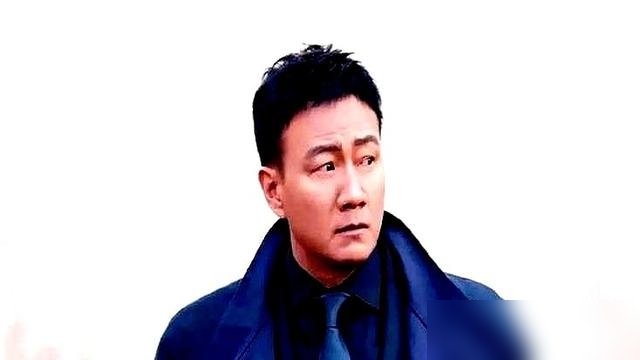 胡军李乃文一左一右架着欧豪走红毯，这画面比《北上》正片还精彩。
剧组探班，老哥俩往那一站，台词还没出口，眼神先有戏。胡军眯眼一瞥，李乃文嘴角一抽，全是活儿。欧豪在旁边绷着劲儿，像被两座山夹着，喘气都带拍子。
观众吵翻了。有人说欧豪送外卖那场戏“野得带血”，有人说他演高中生像“社会人装嫩”。导演说