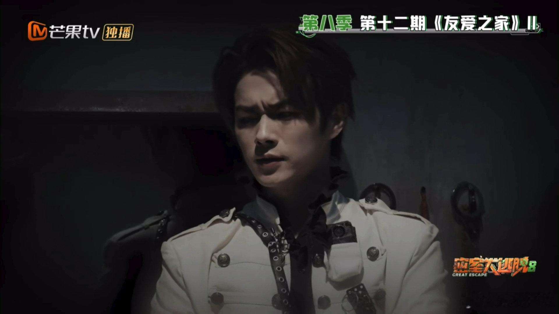 #陈哲远看到许凯偷偷擦眼泪#
藏在密室里的温柔！NPC小孩颤抖的样子让许凯破防，偷偷擦去泪水，陈哲远敏锐捕捉到这个画面。铁血闯关人也会心软，这段真的很戳#密室大逃脱# ​