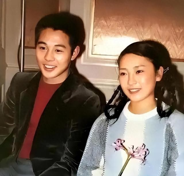 向太说，李连杰当年找师傅批命，师傅讲他命里带两段婚事，第一段留不住。
你看，这事儿多妙啊。三十多年前的离婚，现在翻出来，一句“命中注定”，把中间那些活生生的人，全变成了命理图上的两个符号。
我好奇的是另一件事。
1986年李连杰在《南北少林》片场把腿摔成重伤，黄秋燕是停了戏约去照顾他的。一个1987